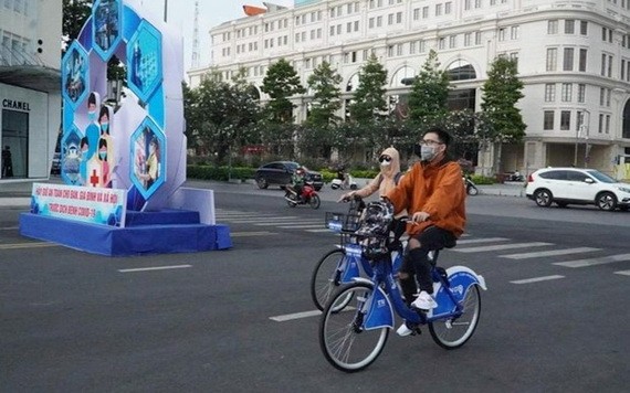 民眾騎公共自行車遊覽市中心區。（圖：市黨部新聞網）