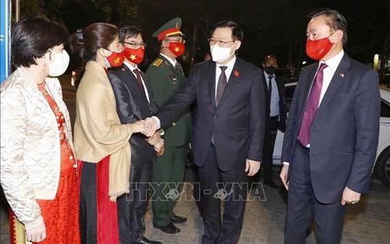 國會主席王廷惠（右二）與越南駐印度大使館工作人員握手。（圖：越通社）
