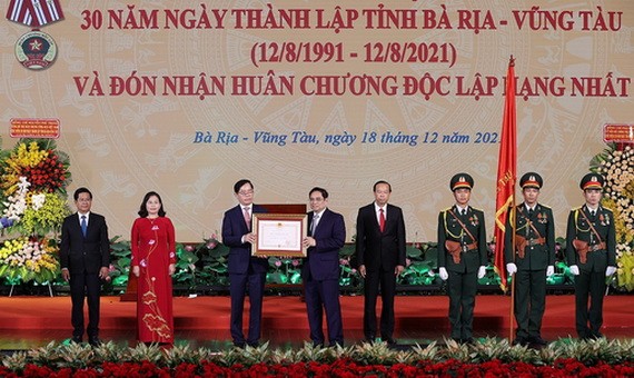 政府總理范明政向巴地-頭頓省領導代表頒發一等獨立勳章。（圖：越通社）