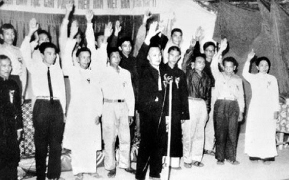 1960年12月20日，越南南方民族解放陣線中央委員會成員在陣線成立儀式上宣誓。