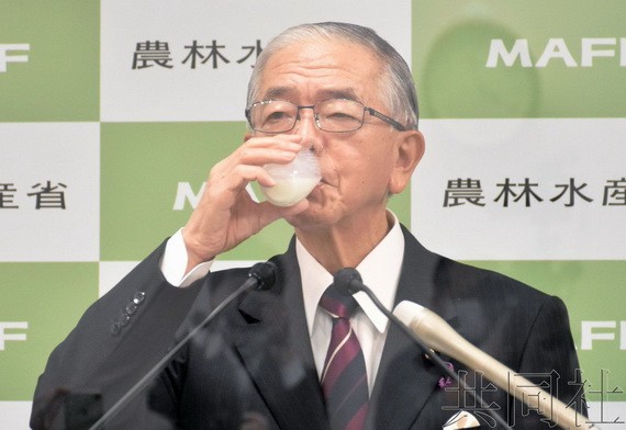 12月17日，日本農相金子原二郎在記者會上喝酸奶飲品。（圖：共同社）