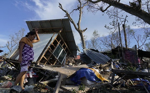 當地時間2021年12月18日，菲律賓宿務，居民在被颱風「雷伊」毀壞的家園前。（圖：互聯網）