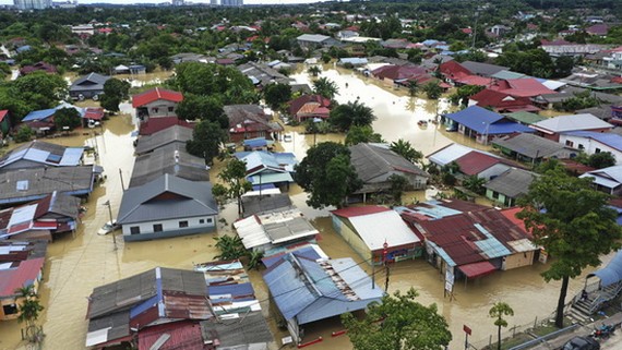 受連續兩天強降雨影響，馬來西亞首都吉隆坡和周邊雪蘭莪州多地遭受近年來最為嚴重的水災。（圖：互聯網）