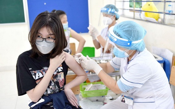 河內學生獲得接種新冠疫苗。