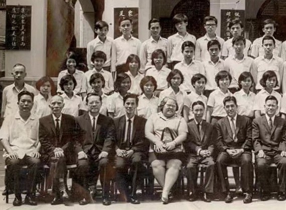 朱愛群老師（前排左五）於1971年與越秀中學董事會、校委會和畢業生合影。（照片由顏家強 提供）