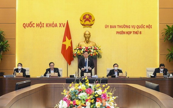 國會主席王廷惠（中）在國會常務委員會第六次會議上發言。（圖：Quochoi.vn）