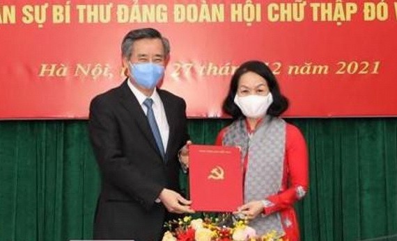 越南紅十字會黨團書記裴氏和（右）從黨中央組織部副部長阮光陽手中接過人事委任《決定》。（圖源：越通社）