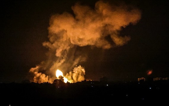 加沙地帶南部的汗尤尼斯遭以軍空襲後，煙霧和火球升起。（圖：AFP）