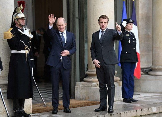 去年十二月，法國總統馬克龍在巴黎會見德國新任總理朔爾茨。（圖：互聯網）