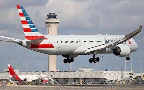 2021年12月10日，一架美國航空公司的波音787-9夢幻客機在佛羅里達州邁阿密國際機場降落。（圖：互聯網）