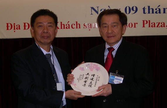 謝峰(左)任堤岸經濟發展中心董事長時接待新加坡中華總商會代表團到訪。