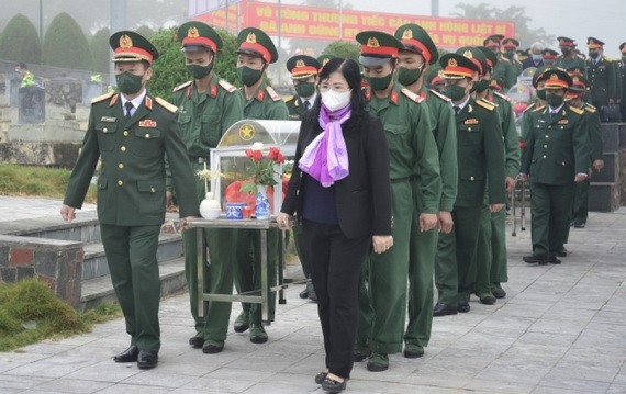 越南志願軍烈士骸骨追悼與安葬儀式現場。（圖：VOV）