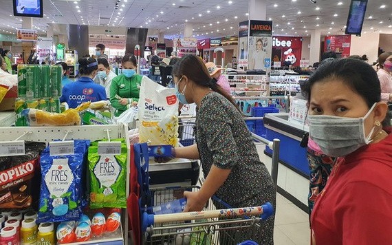 消費者在超市選購物品。（圖：國平）