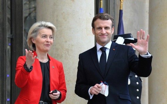 法總統馬克龍在巴黎會見歐盟委員會主席馮德萊恩。（圖：AP）