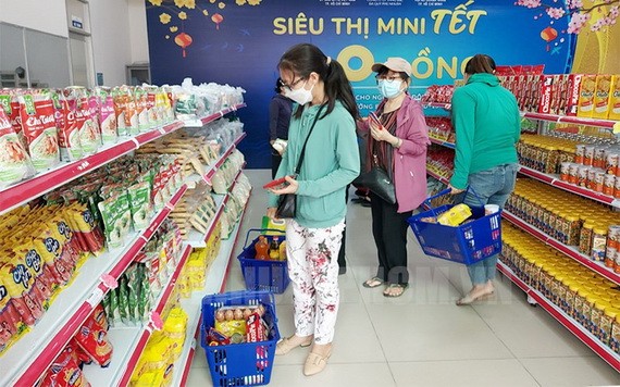 消費者在「零元春節」超市選購物品。（圖：市黨部新聞網）
