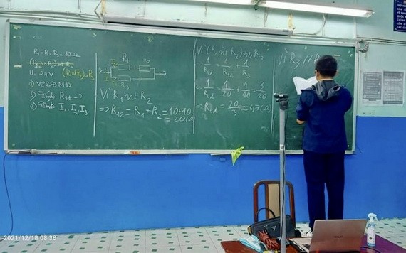 黎貴惇初中學校九年級6班學生在“三合一”課堂上學習。