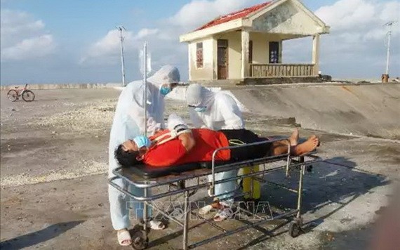 在海上作業中受傷的漁民獲送至雙子西島小型醫院施救。（圖：越通社）