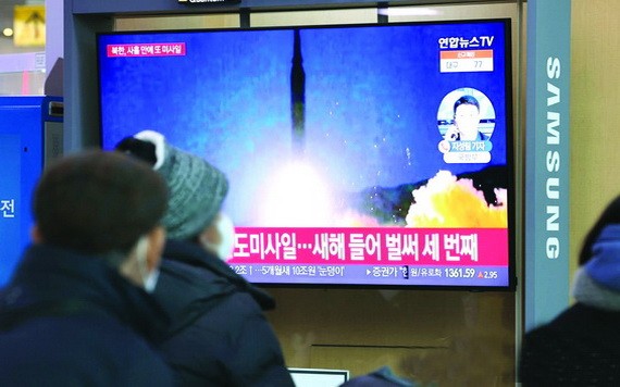 1月14日在首爾火車站， 市民們正在觀看有關朝鮮射彈的新聞節目。（圖：互聯網）