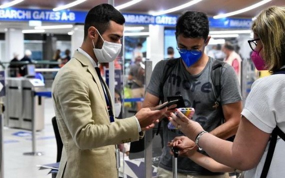 意大利米蘭，工作人員在機場檢查乘客的綠色通行證。（圖：互聯網）