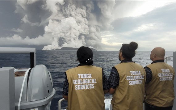 當地時間2022年1月13日，南太平洋島國湯加一座海底火山噴發。（圖：DPA）