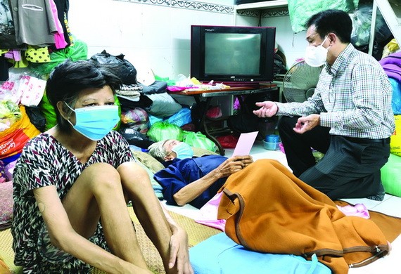 陳勝祥夫婦得到中昊鋼鐵有限公司代表湯建宇資助醫藥費1000萬元，感動得老淚縱橫。