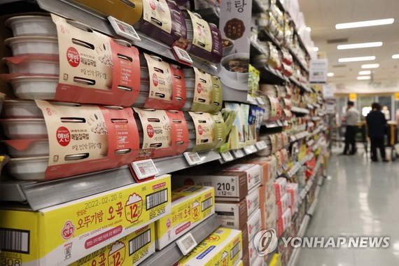 韓國一超市貨架上擺放的速食米飯。（圖：韓聯社）