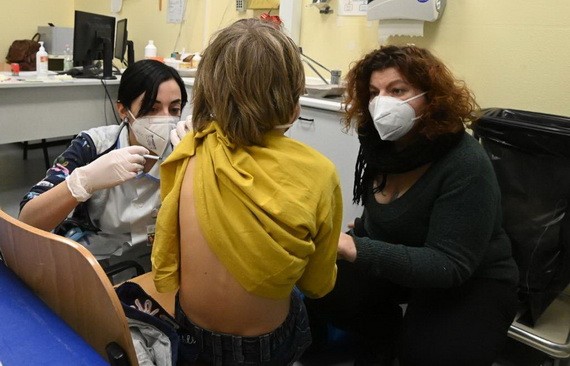 1月16日，一名兒童在意大利博洛尼亞一處新冠疫苗接種中心接種新冠疫苗。（圖：新華社）