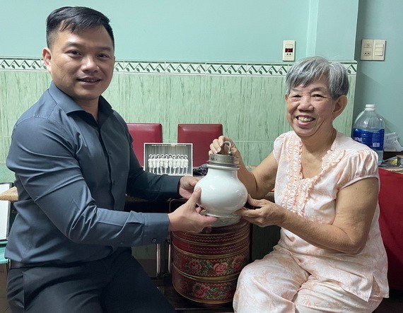 陳玉燕（右）向“西堤華人文化陳列室”計劃捐贈陶盅。