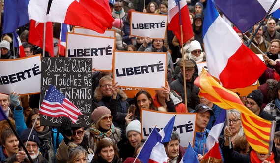 法國各地當24日約3.8萬人上街抗議疫苗通行證。（圖：路透社）