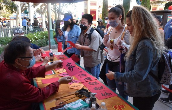 1月21日，在美國加利福尼亞州迪士尼冒險樂園，遊客欣賞漢字書法作品。（圖：新華社）