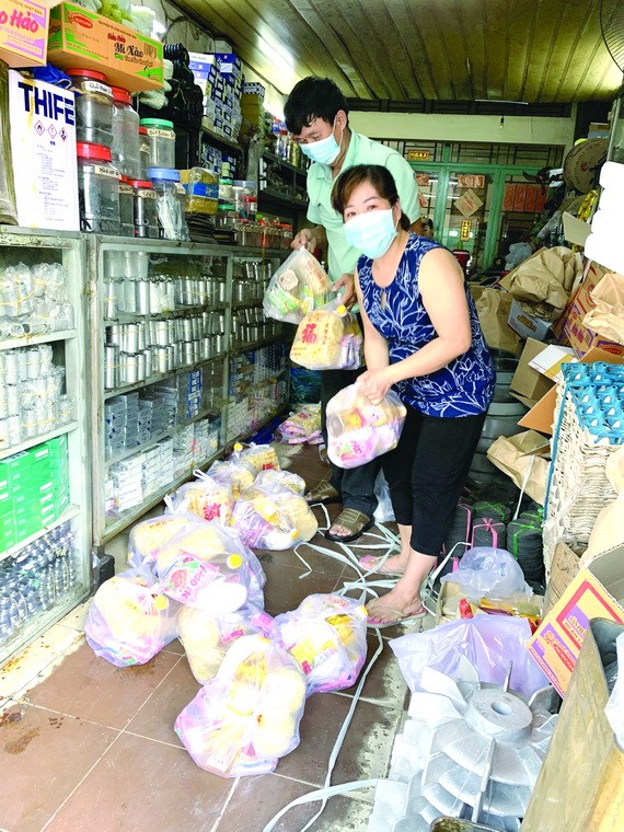 王沛川校長的家人準備必需品送給貧戶。