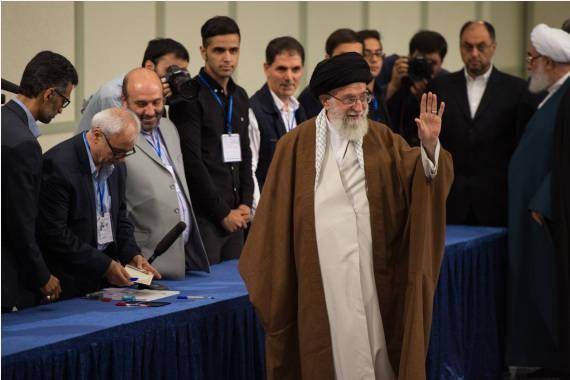 圖為 2017年5月19日，伊朗最高領袖哈梅內伊在德黑蘭領袖府內的投票站向現場人士揮手。（圖：新華社）