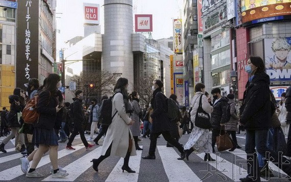 為減輕醫療負擔，日本政府允許年輕人不就診居家療養。圖為東京街頭一景。（圖：共同社）
