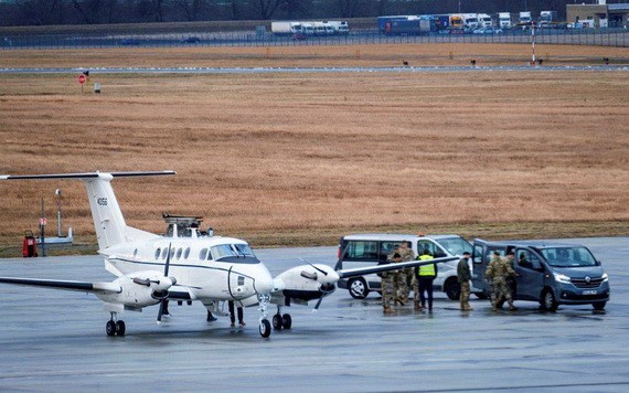 2月5日，一架美國空軍飛機降落在熱舒夫軍事基地附近的熱舒夫-雅辛卡機場。（圖：AP）