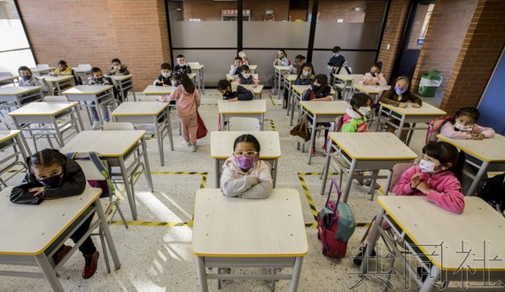 圖為新冠疫情下學校恢復線下授課。 1月31日攝於哥倫比亞波哥大。（圖：共同社）