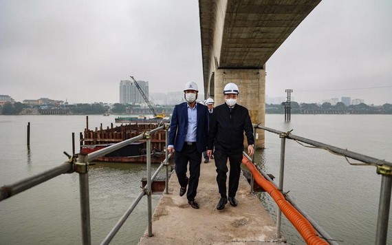 河內市人委會主席朱玉英（右）親往視察永綏橋工程項目第二階段的施工質量和進度。（圖：P. Ngân）
