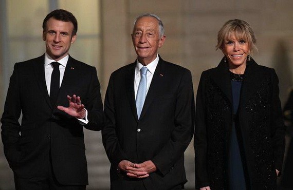 法國總統馬克龍（左）與夫人布麗吉特（右）在巴黎愛麗舍宮歡迎葡萄牙總統德索薩來訪。德索薩當天訪法並出席法國舉辦的“一個海洋”峰會。（圖：互聯網）
