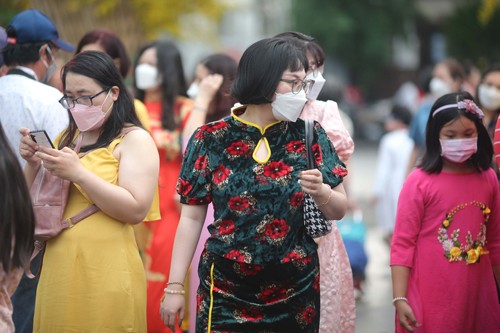 春遊民眾在公共場所都遵守戴口罩的防疫規定。（攝於市青年文化宮）