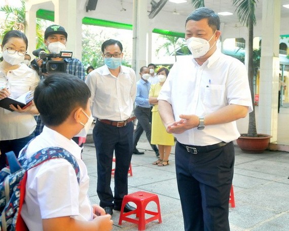 市人委會副主席楊英德視察學校的防疫工作。（圖：高升）
