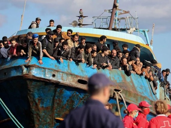 希臘營救懷疑海上偷渡客，救起4百多人。（圖：AP）