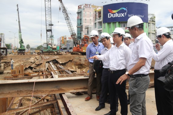 Bí thư Thành uỷ Nguyễn Xuân Anh đi kiểm tra hiện trường công trình thi công hầm chui Nguyễn Tri Phương - Điện Biên Phủ
