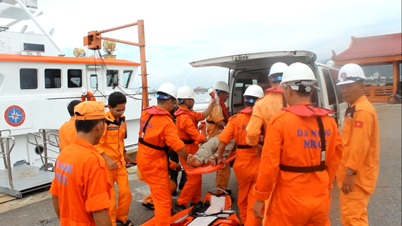 Ngư dân Hoàng Dương được tàu SAR 412 cứu nạn thành công, đưa về Đà Nẵng cấp cứu kịp thời 