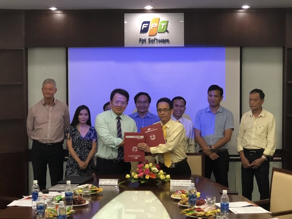 Đại diện FPT và hãng Taxi Tiên Sa ký kết hợp tác đào tạo tiếng Anh cho lái xe taxi 