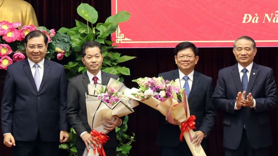 Ông Trương Quang Nghĩa, Bí thư Thành ủy Đà Nẵng và ông Huỳnh Đức Thơ, Chủ tịch UBND TP Đà Nẵng tặng hoa chúc mừng ông Nguyễn Văn Quảng và ông Võ Công Trí