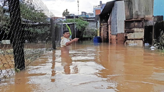 Mưa kéo dài, hơn 100 nhà dân tại phố núi Bảo Lộc bị ngập sâu