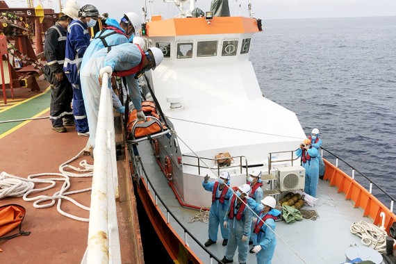 Lực lượng chức năng tiếp cận tàu chở than có hai thuyền viên đang bị nạn khi qua vùng biển Khánh Hòa.