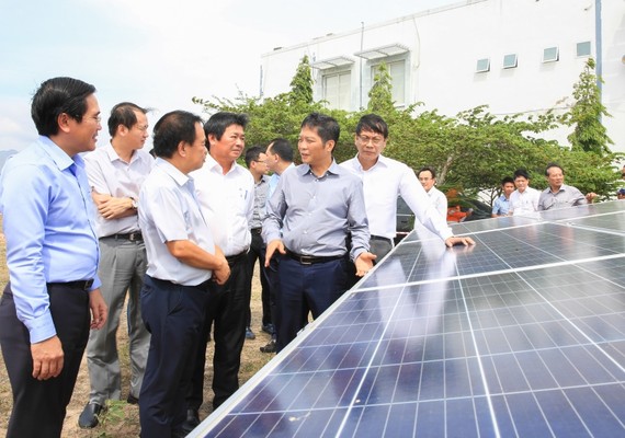 Lãnh đạo Bộ Công thương kiểm tra dự án điện mặt trời tại Ninh Thuận