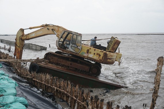Đánh chìm sà lan, xếp 10.000 bao tải cát cứu đê biển