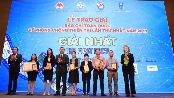 Bộ trưởng Bộ NN-PTNT trao giải nhất cho các tác giả đạt giải