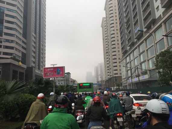 Sáng nay 1-3, Hà Nội tắc đường, mưa bụi, khói sương vì thời tiết giao mùa. Ảnh: VĂN PHÚC